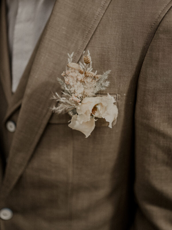 Boutonnière en fleurs séchées sur mesure