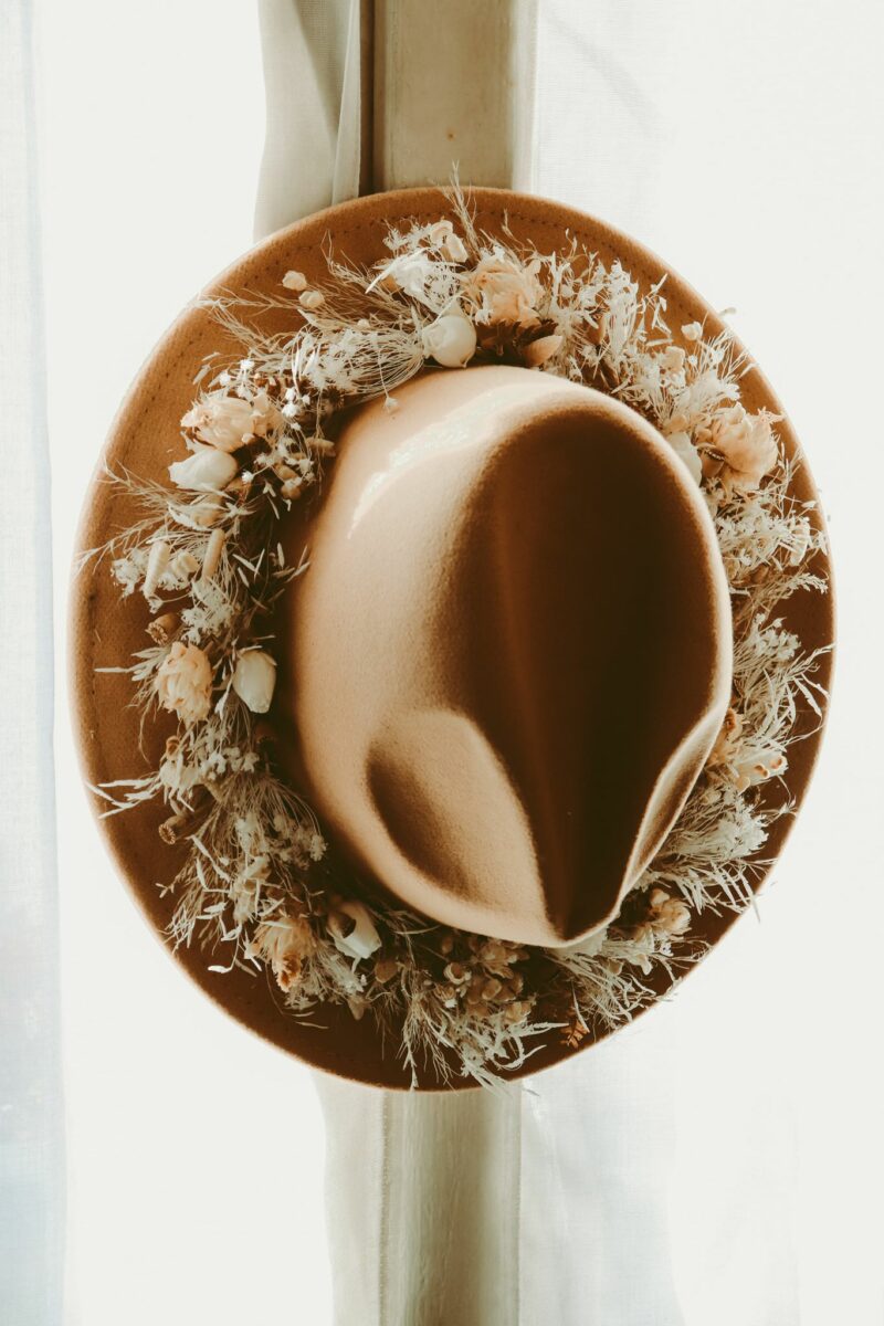 Chapeau en fleurs séchées – Image 2